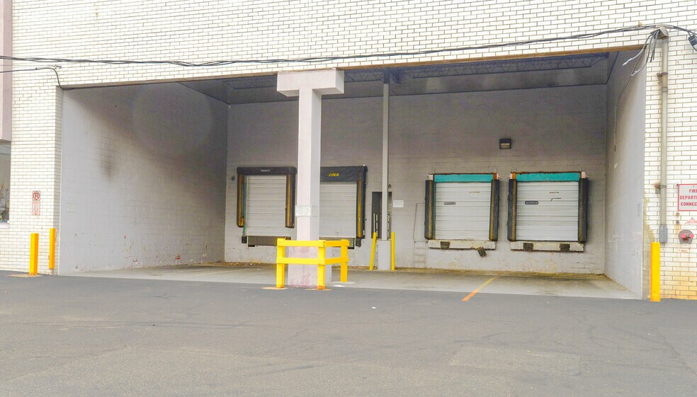 More Photos Of 585 Industrial Rd, Carlstadt Warehouse For Lease
