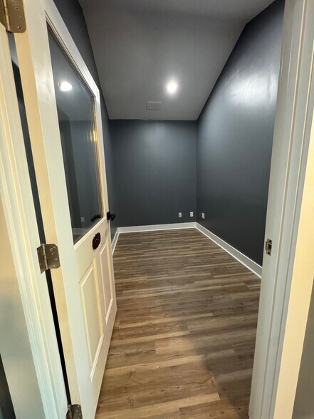 More Photos Of 301-304 Macy Dr, Roswell Medical For Lease