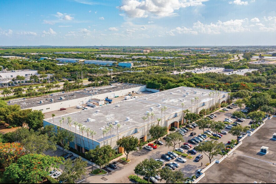 More Photos Of 3000-3044 N Commerce Pky, Miramar Warehouse For Lease