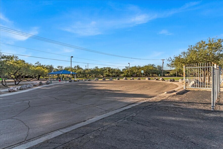 More Photos Of 1401 N Bailey Ln, Tucson Showroom For Sale
