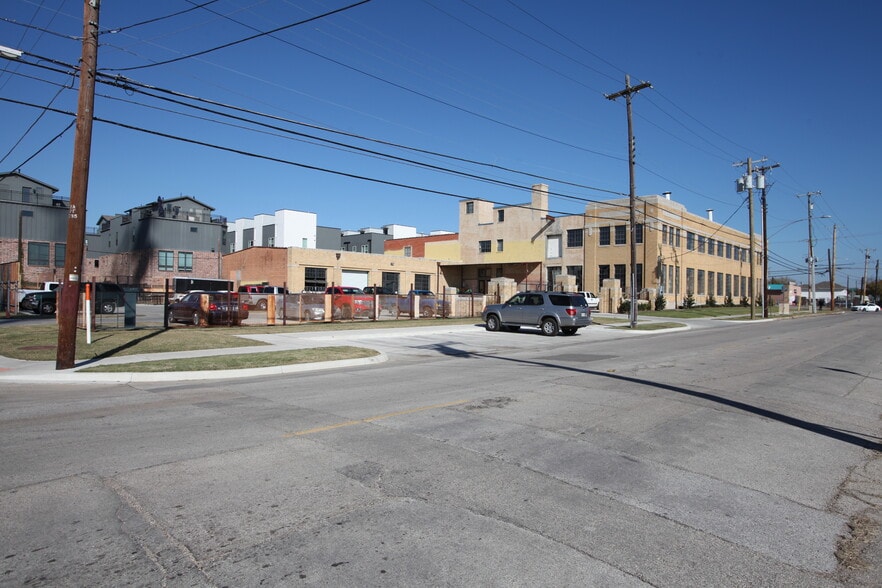 More Photos Of 1401 N Carroll Ave, Dallas Manufacturing For Lease