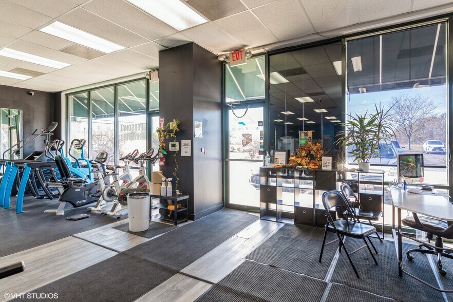 More Photos Of 366-380 Bank Dr, Mchenry Restaurant For Lease