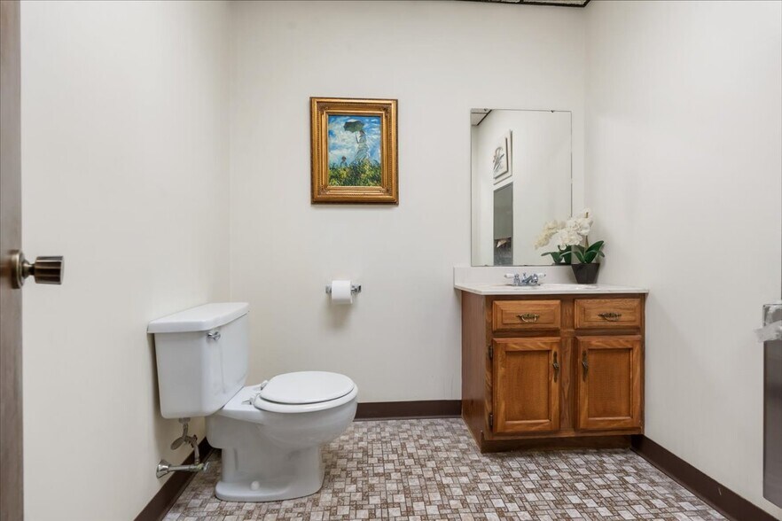 More Photos Of 601 Avery St, Parkersburg Office For Sale