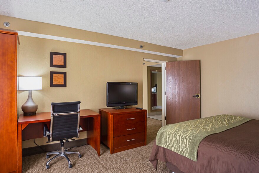 More Photos Of 4924 Constitution Ave, Baton Rouge Hotel For Sale