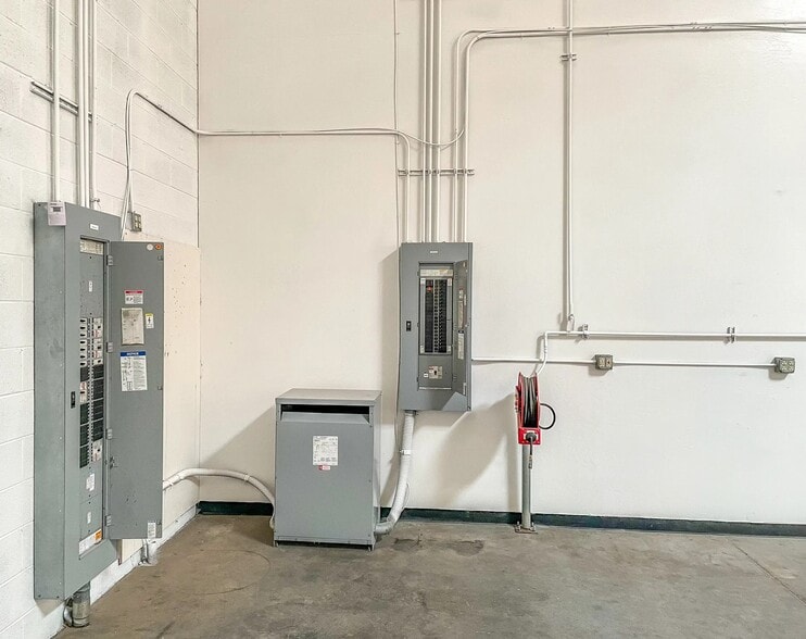 More Photos Of 12455 N 92nd Dr, Peoria Warehouse For Lease