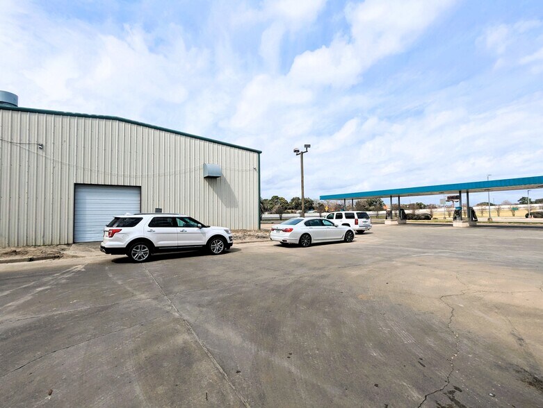 More Photos Of 5320 W Parkway St, Groves Industrial For Sale