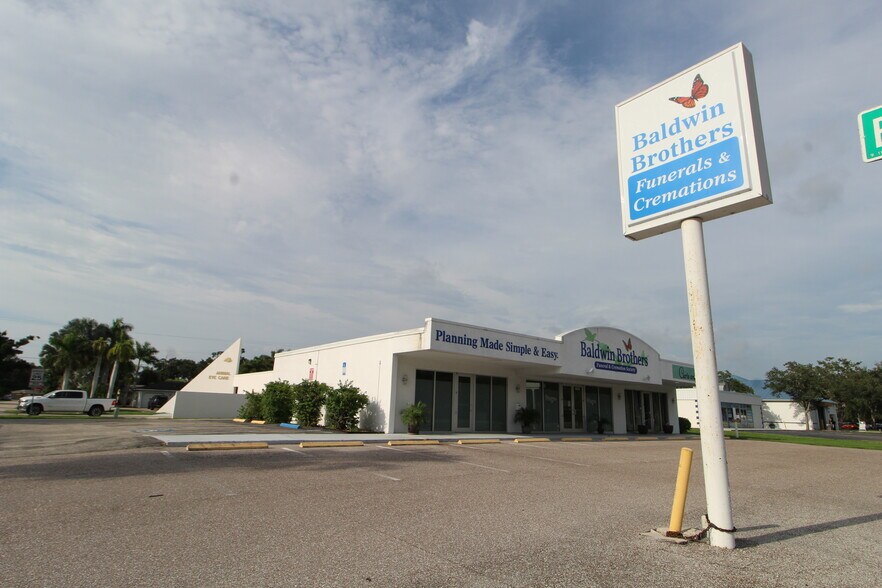 More Photos Of 4609 Bee Ridge Rd, Sarasota Medical For Sale
