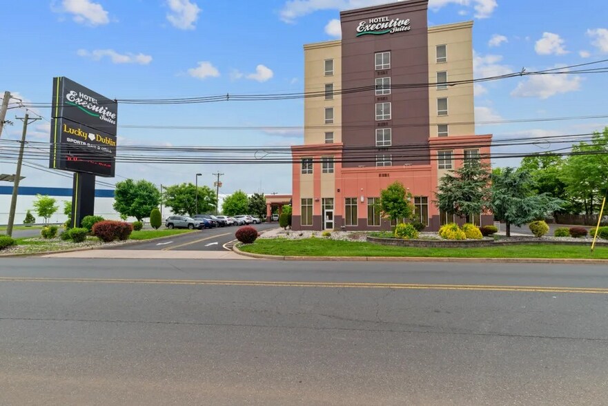 More Photos Of 30 Minue St, Carteret Hotel For Lease