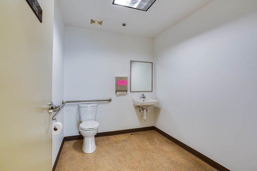 More Photos Of 1140 E Market St, Charlottesville Office For Lease