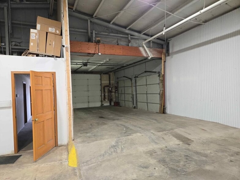 More Photos Of 4908-4910 Meinders Rd, McFarland Warehouse For Sale