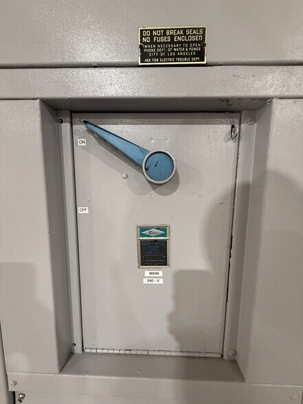 More Photos Of 8945 Quartz Ave, Northridge Warehouse For Lease