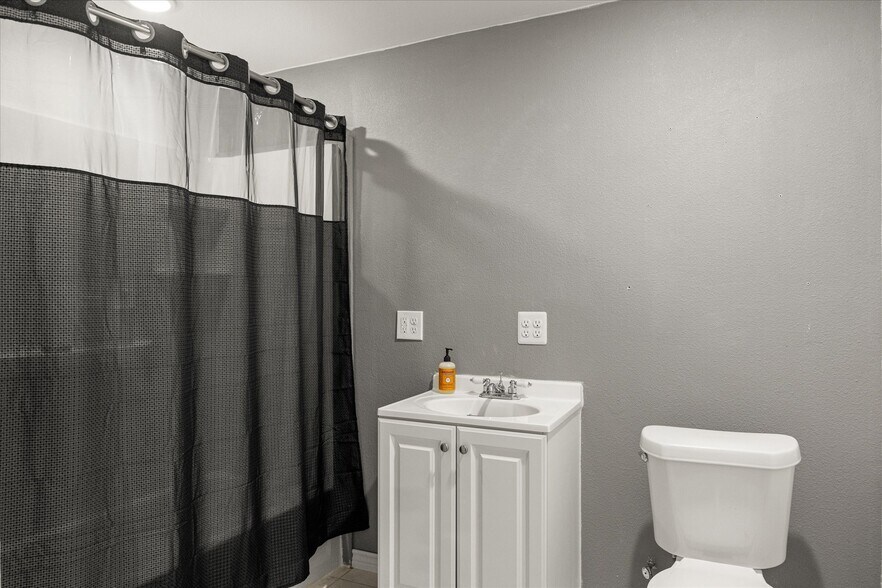 More Photos Of 1817 S Morgan St, Granbury Auto Dealership For Sale