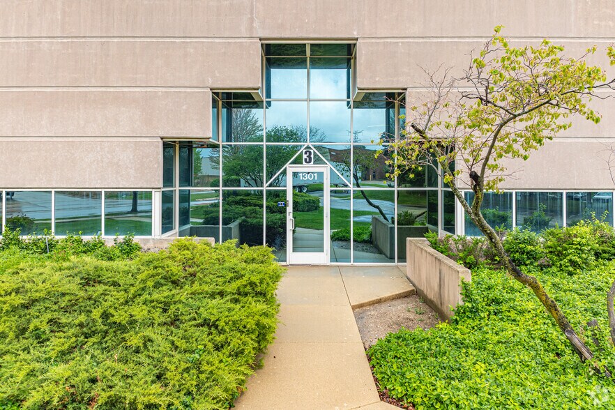 More Photos Of 1301 Frontenac Rd, Naperville Manufacturing For Sale