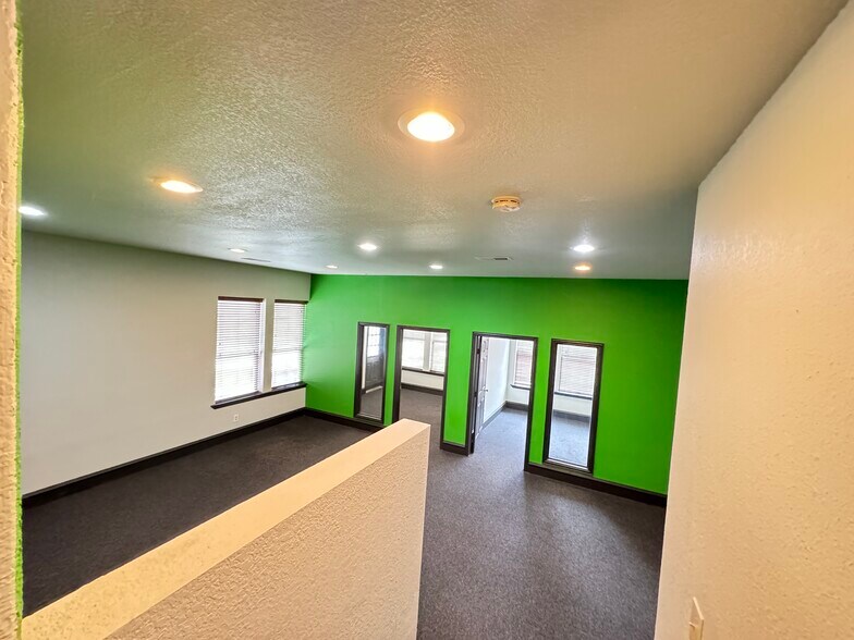 More Photos Of 703 Main St, Lake Dallas Showroom For Sale