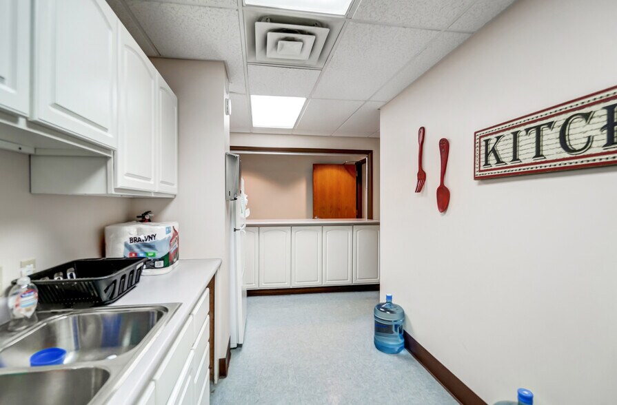 More Photos Of 413-419 N Main St, Findlay Showroom For Sale