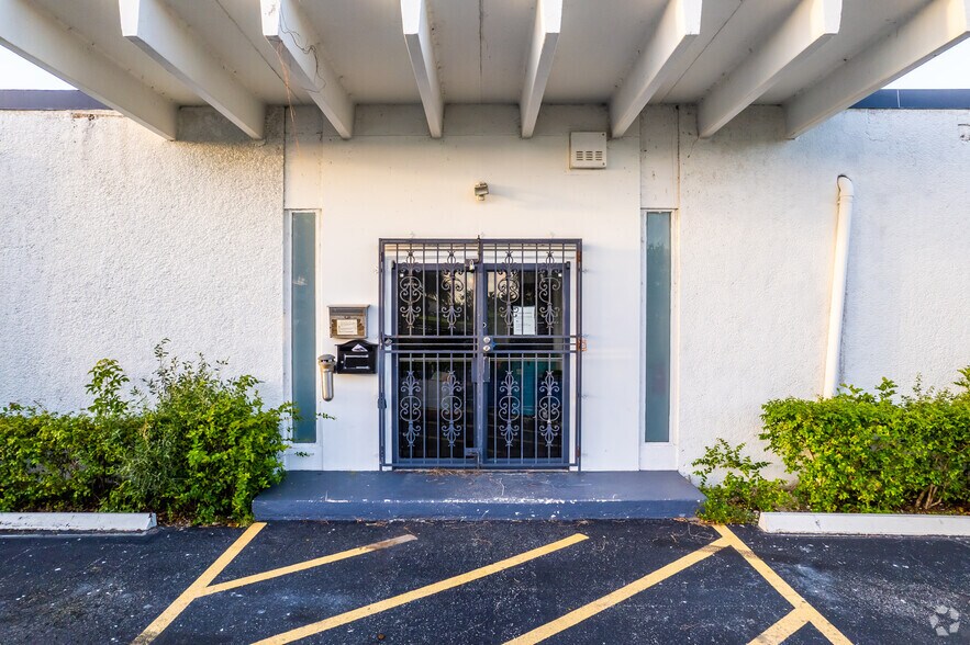 More Photos Of 500 NE 190th St, Miami Warehouse For Sale