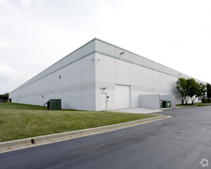 More Photos Of 100 E Crossroads Pky, Bolingbrook Warehouse For Lease