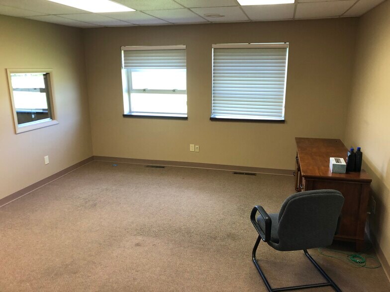 More Photos Of 7878 Gull Rd, Richland Warehouse For Lease