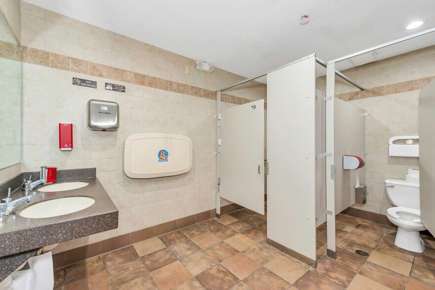 More Photos Of 2716 Hempstead Tpke, Levittown Restaurant For Sale