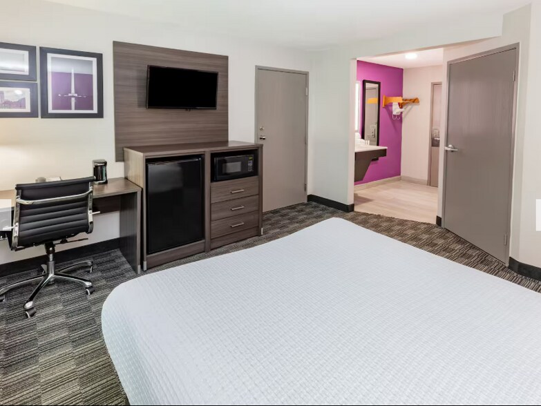 More Photos Of 6790 Southwest Fwy, Houston Hotel For Sale