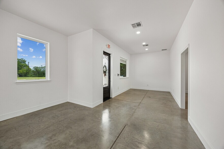 More Photos Of 908 Cresthaven Dr, Euless Showroom For Lease