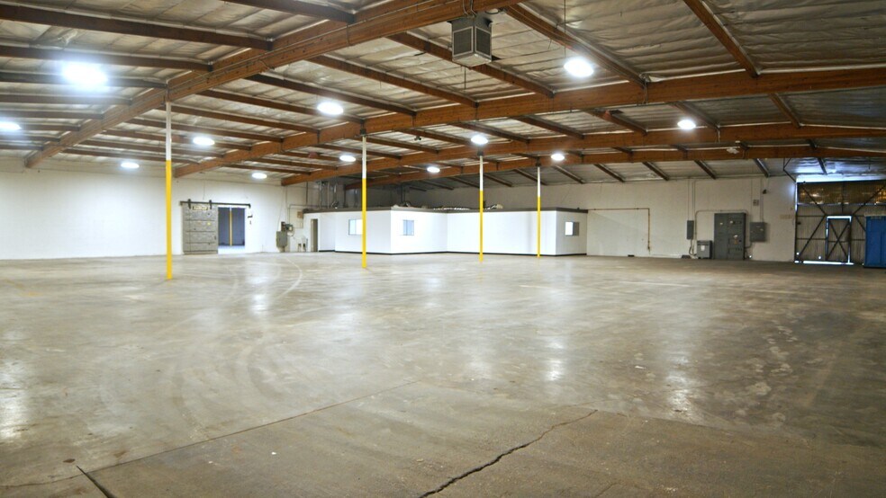 More Photos Of 7886 Deering Ave, Canoga Park Manufacturing For Lease