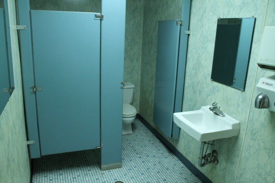 More Photos Of 134-136 E Church St, Nanticoke Light Manufacturing For Sale