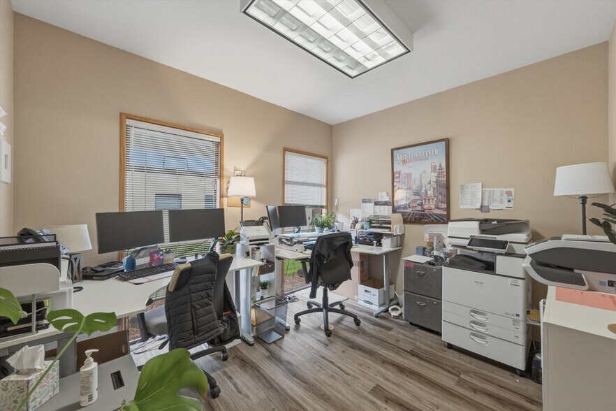 More Photos Of 3010 Squalicum Pky, Bellingham Office For Sale