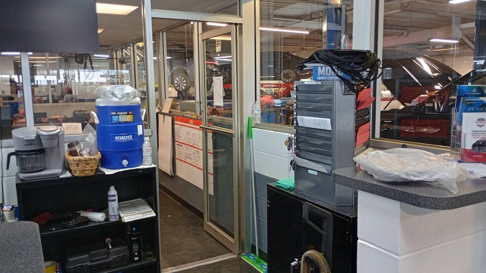 More Photos Of 520 W Kimberly Rd, Davenport Auto Dealership For Lease