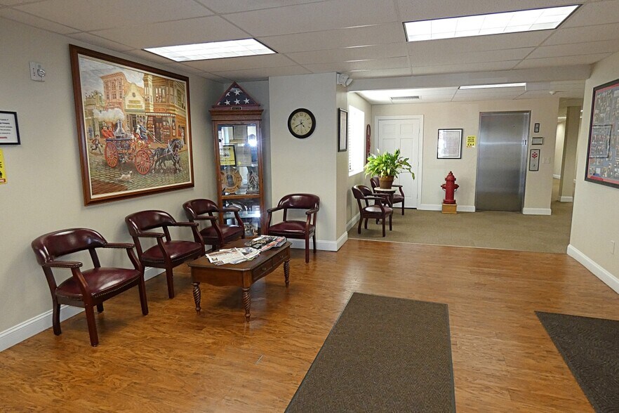 More Photos Of 10 W Main St, Lancaster Flex For Lease