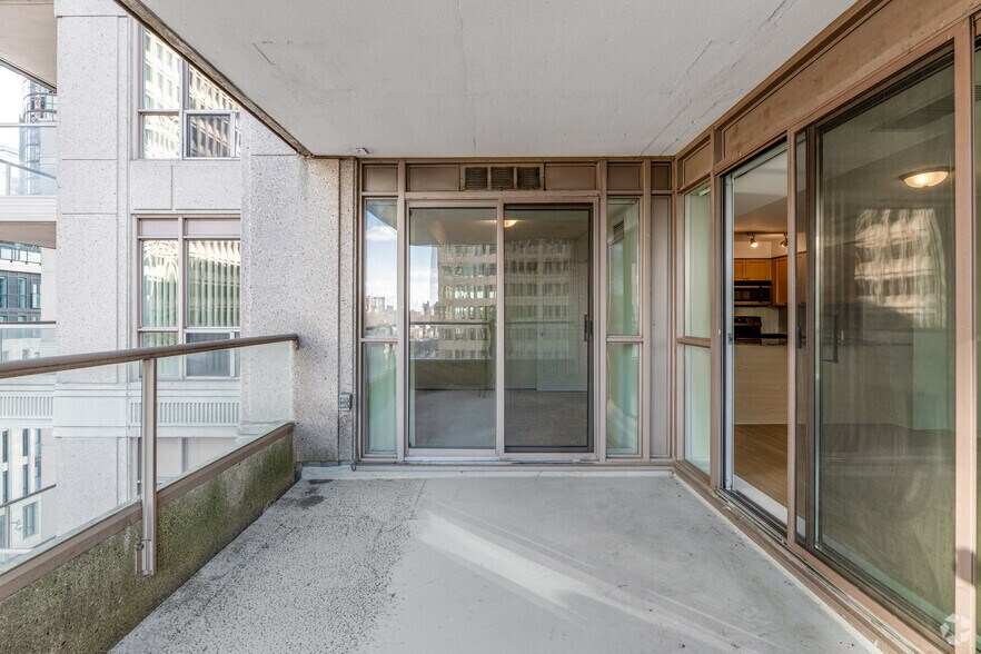 More Photos Of 925 Bay St, Toronto Apartments For Lease