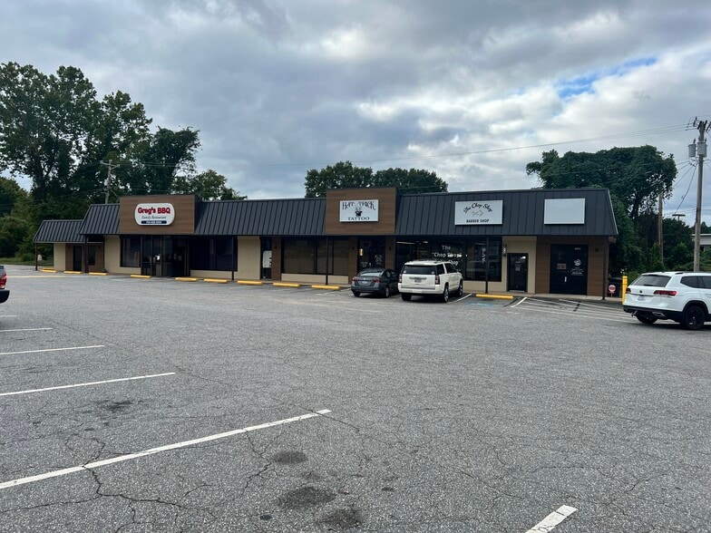 More Photos Of 701-709 Sullivan Rd, Statesville Unknown For Lease