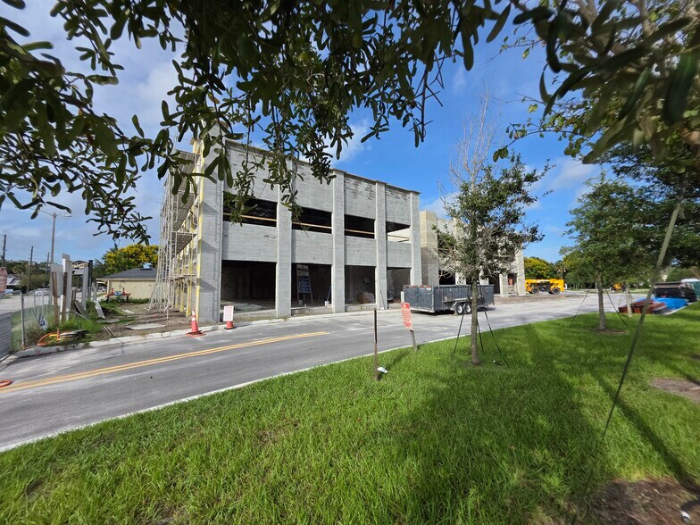 More Photos Of 425 S Woodland Blvd, Deland Office For Lease