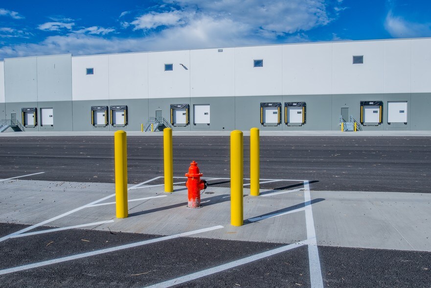 More Photos Of 120 Velocity Way, Shepherdsville Distribution For Lease