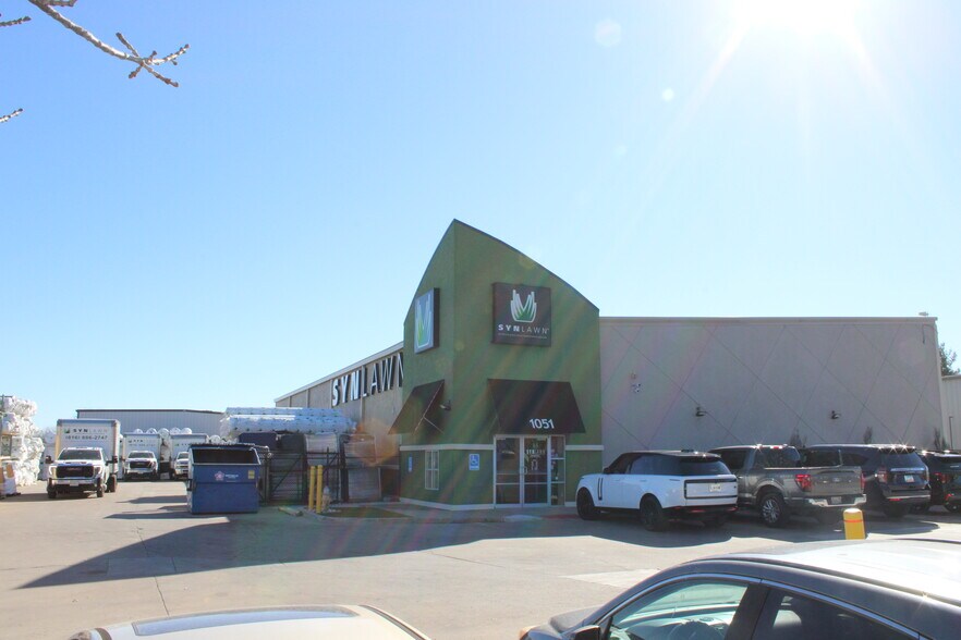 More Photos Of 1051 SE Century Dr, Lee's Summit Freestanding For Sale