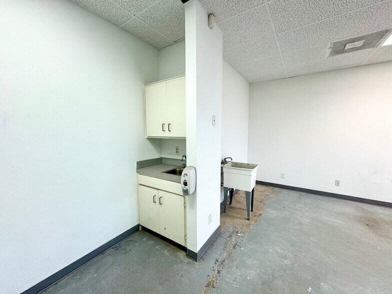 More Photos Of 10606 Shady Trl, Dallas Showroom For Sale