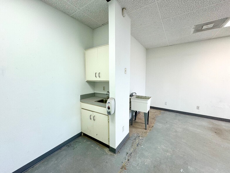 More Photos Of 10606 Shady Trl, Dallas Showroom For Sale