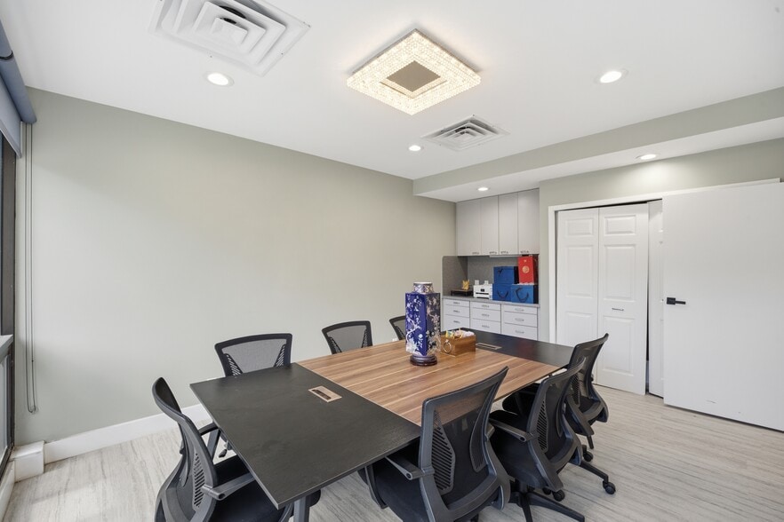 More Photos Of 6800 Fleetwood Rd, McLean Apartments For Sale