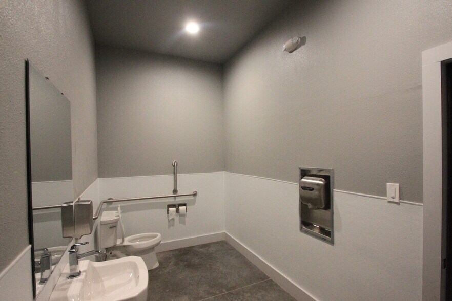 More Photos Of 2105 Vilbig Rd, Dallas Industrial For Lease