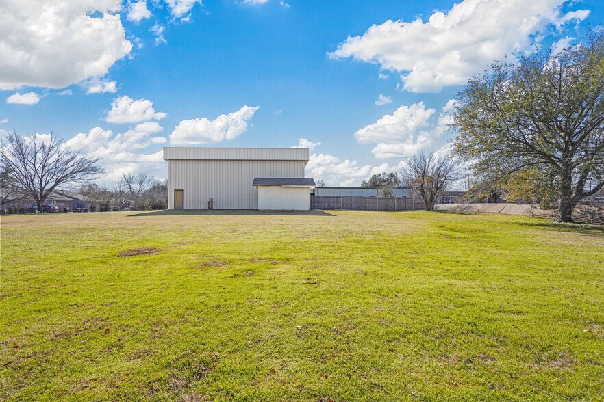 More Photos Of 5605 Wesley St, Greenville Flex For Lease