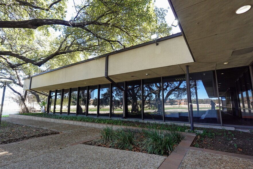 More Photos Of 6224 W Interstate 10, San Antonio Office For Sale