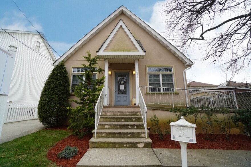 Primary Photo Of 1562 Drumgoole Rd E, Staten Island Medical For Sale