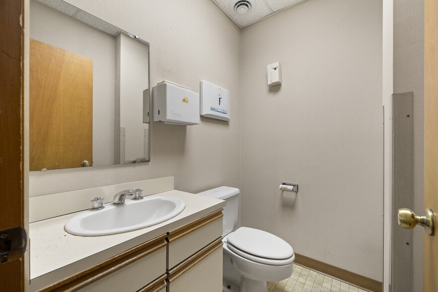 More Photos Of 2050 W Fourth St, Mansfield Medical For Lease