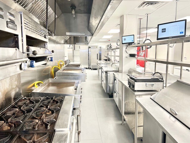 More Photos Of 1002 E Newport Center Dr, Deerfield Beach Flex For Lease