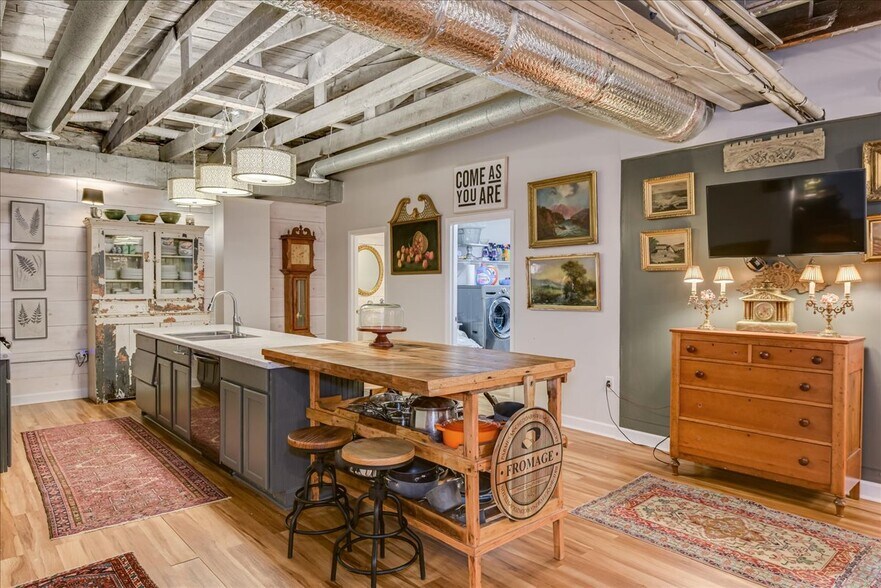 More Photos Of 114 W 6th St, Waynesboro Showroom For Sale