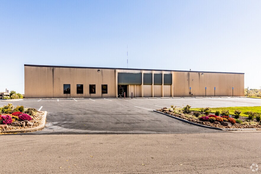 More Photos Of 1211 W Cambridge Circle Dr, Kansas City Warehouse For Lease