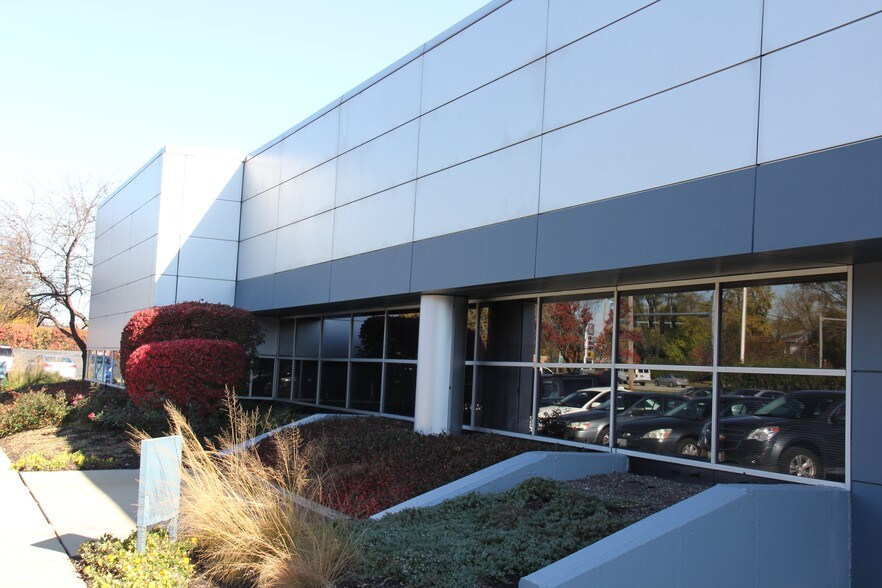 More Photos Of 1935-1955 Techny Rd, Northbrook Showroom For Lease