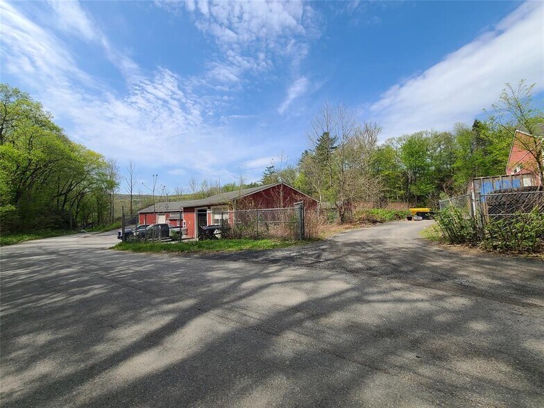 More Photos Of 26 Hook Rd, Sparrow Bush Distribution For Sale