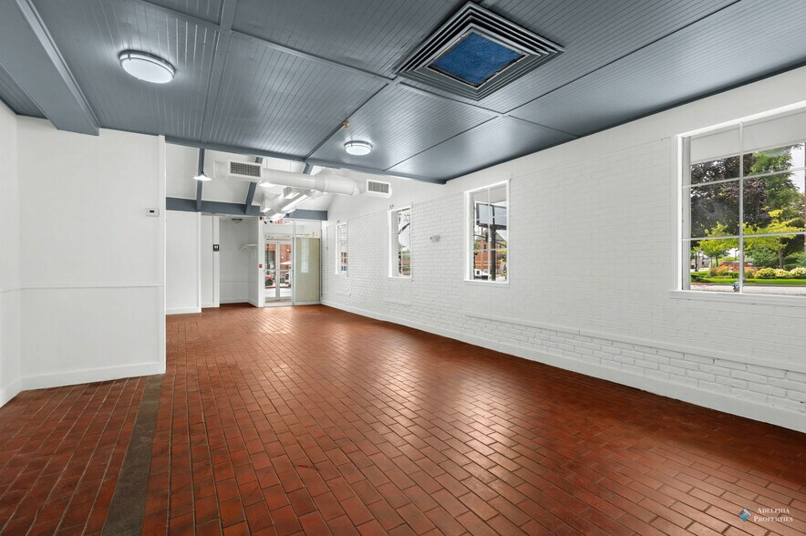 More Photos Of 325 W Front St, Wheaton Restaurant For Lease