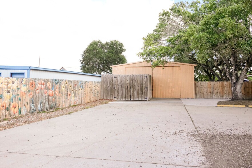 More Photos Of 15210 Northwest Blvd, Corpus Christi Office Residential For Sale